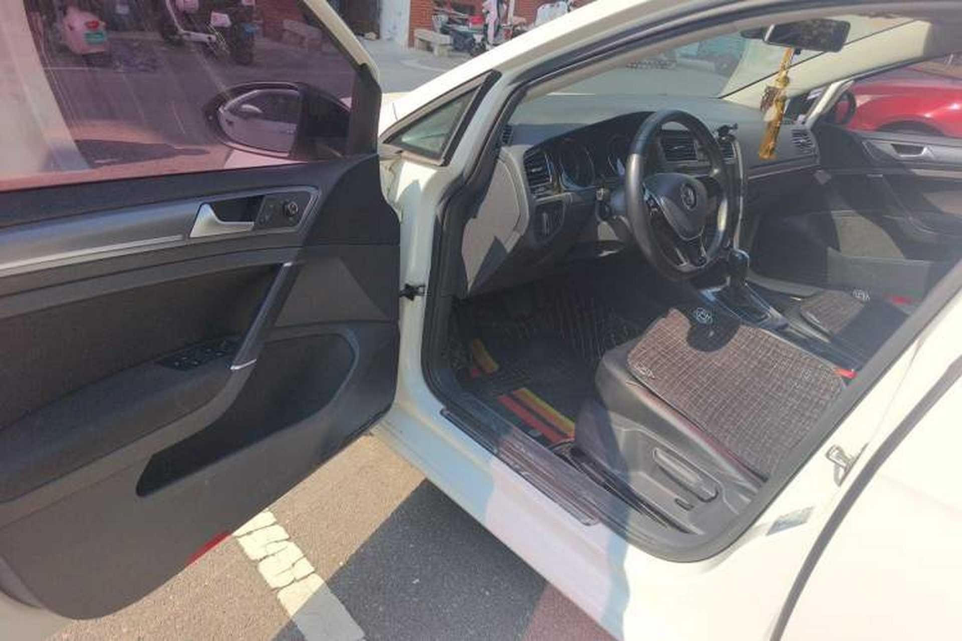 Used Volkswagen Golf 2017 1.6L Automatic Comfort Million-Vehicle Anniversary Edition Driver Seat