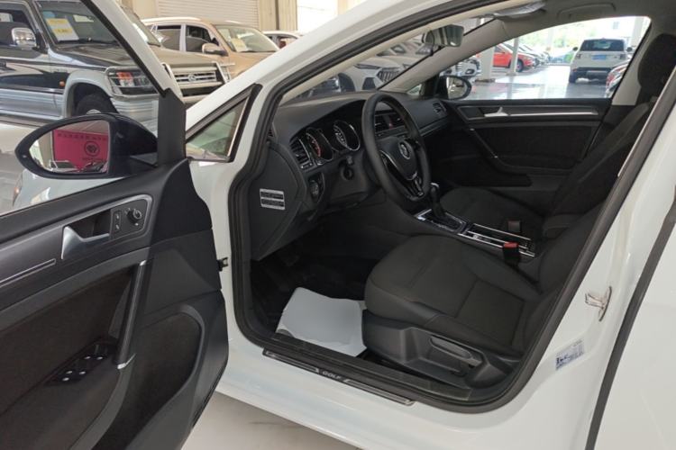 Used Volkswagen Golf 2017 1.6L Automatic Comfort Million-Vehicle Anniversary Edition Driver Seat