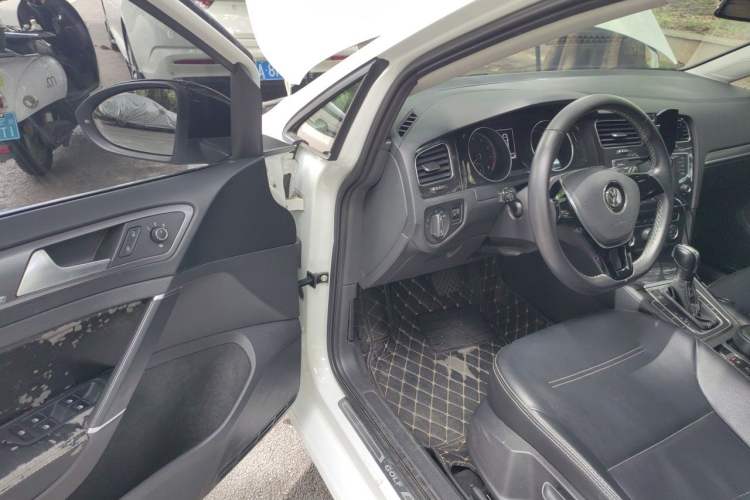 Used Volkswagen Golf 2017 230TSI Automatic Comfort Edition – Celebrating Milestone of One Million Units Driver Seat