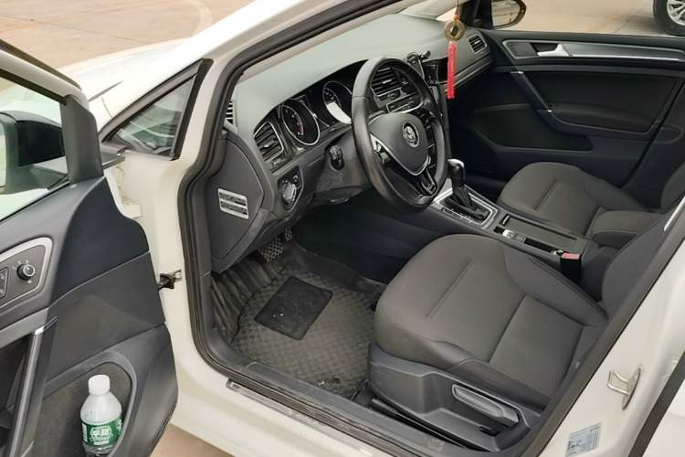 Used Volkswagen Golf 2017 1.6L Automatic Comfort Million-Vehicle Anniversary Edition Driver Seat
