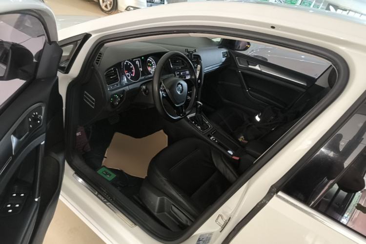 Used Volkswagen Golf 2017 1.6L Automatic Comfort Million-Vehicle Anniversary Edition Driver Seat