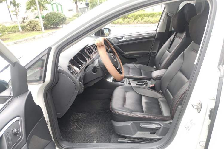Used Volkswagen Golf 2017 1.6L Automatic Comfort Million-Vehicle Anniversary Edition Driver Seat