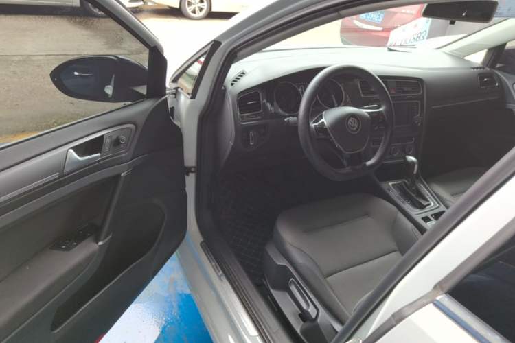 Used Volkswagen Golf 2017 1.6L Automatic Comfort Million-Vehicle Anniversary Edition Driver Seat