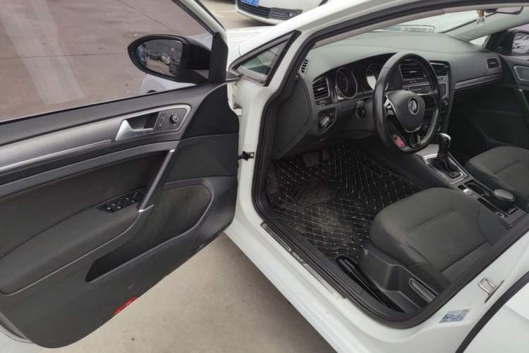 Used Volkswagen Golf 2017 1.6L Automatic Comfort Million-Vehicle Anniversary Edition Driver Seat
