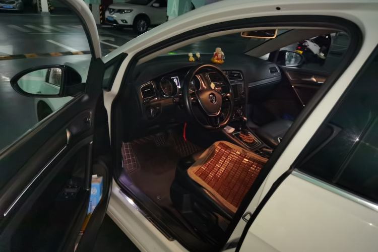 Used Volkswagen Golf 2017 1.6L Automatic Comfort Million-Vehicle Anniversary Edition Driver Seat