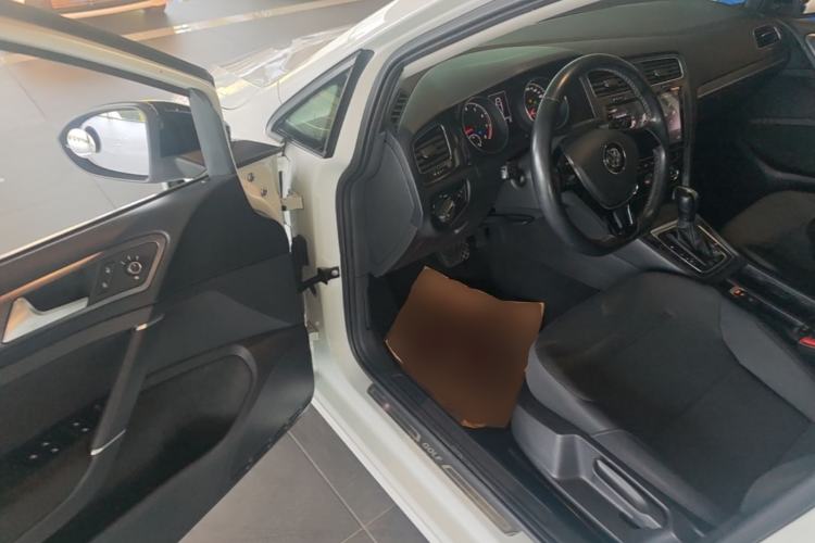 Used Volkswagen Golf 2017 1.6L Automatic Comfort Million-Vehicle Anniversary Edition Driver Seat