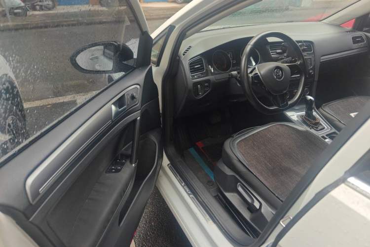 Used Volkswagen Golf 2017 1.6L Automatic Comfort Million-Vehicle Anniversary Edition Driver Seat
