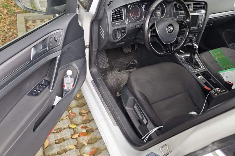 Used Volkswagen Golf 2017 1.6L Automatic Comfort Million-Vehicle Anniversary Edition Driver Seat