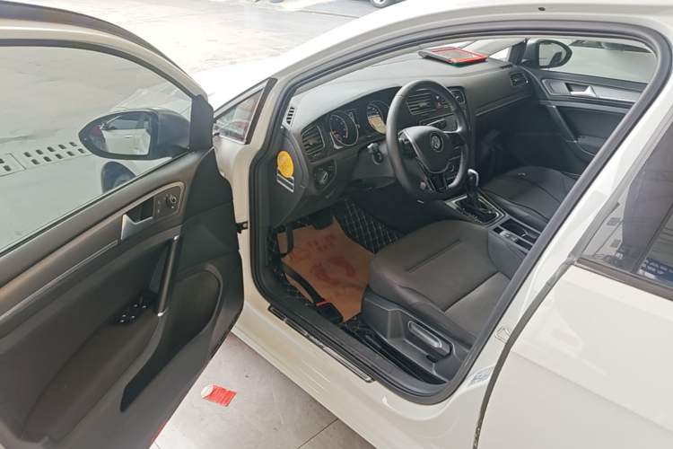 Used Volkswagen Golf 2017 230TSI Automatic Comfort Edition – Celebrating Milestone of One Million Units Driver Seat
