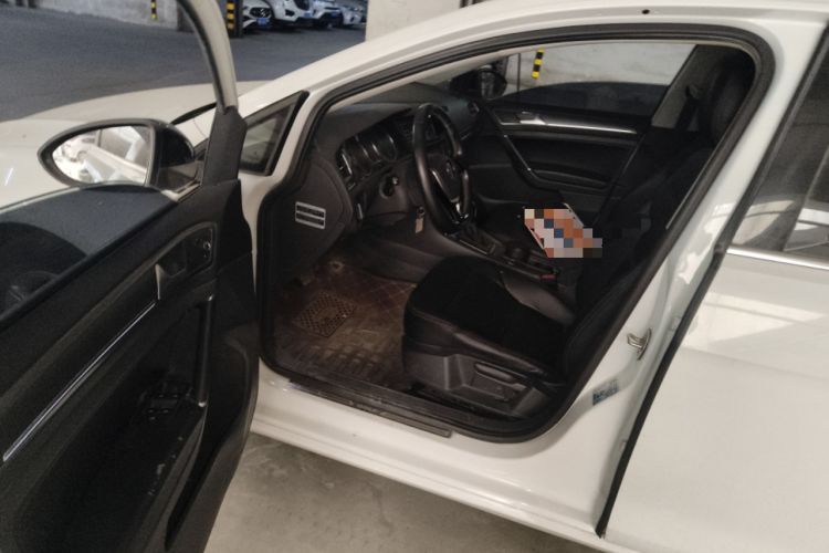 Used Volkswagen Golf 2017 1.6L Automatic Comfort Million-Vehicle Anniversary Edition Driver Seat