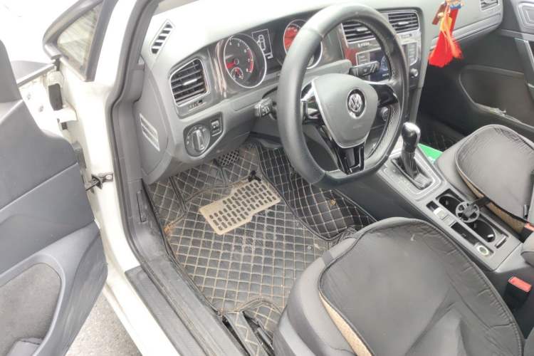 Used Volkswagen Golf 2017 1.6L Automatic Comfort Million-Vehicle Anniversary Edition Driver Seat