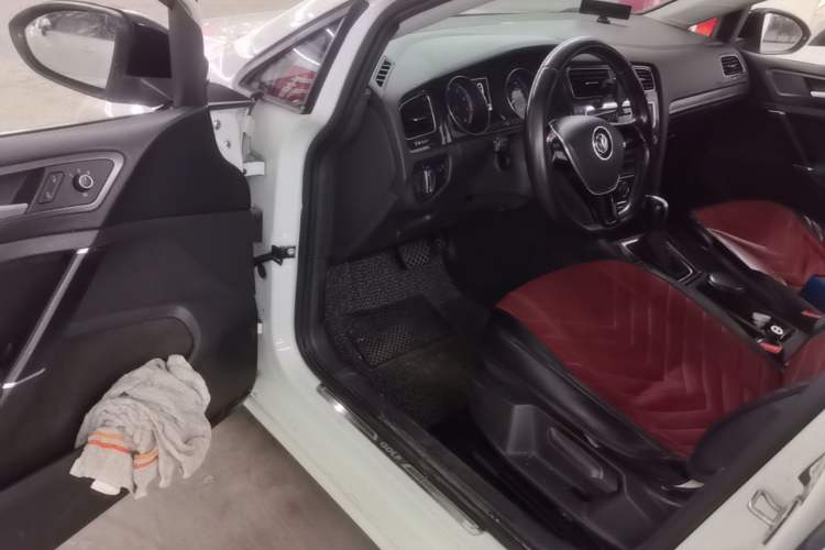 Used Volkswagen Golf 2017 1.6L Automatic Comfort Million-Vehicle Anniversary Edition Driver Seat