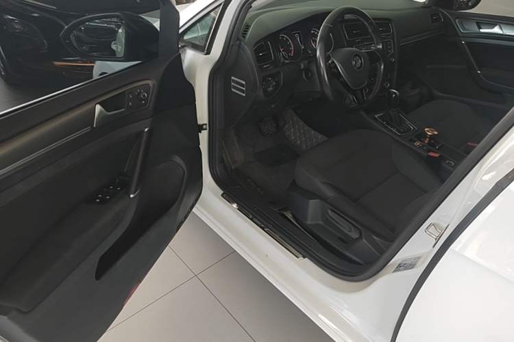 Used Volkswagen Golf 2017 1.6L Automatic Comfort Million-Vehicle Anniversary Edition Driver Seat