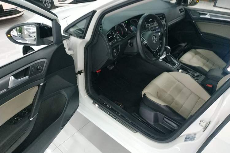 Used Volkswagen Golf 2017 230TSI Automatic Luxury Million-Vehicle Commemorative Edition Driver Seat