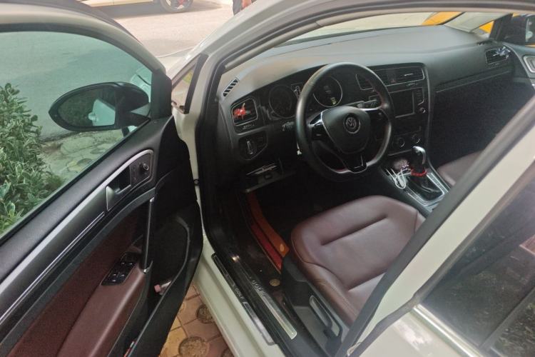 Used Volkswagen Golf 2017 1.6L Automatic Comfort Million-Vehicle Anniversary Edition Driver Seat