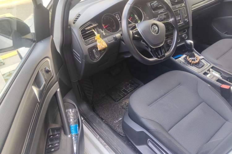 Used Volkswagen Golf 2017 1.6L Automatic Comfort Million-Vehicle Anniversary Edition Driver Seat