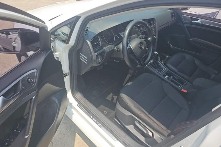 Used Volkswagen Golf 2017 230TSI Automatic Comfort Edition – Celebrating Milestone of One Million Units Driver Seat