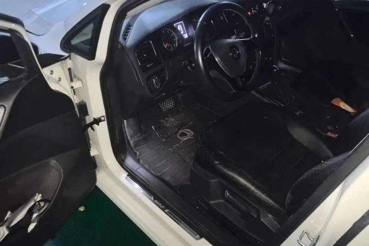 Used Volkswagen Golf 2017 1.6L Automatic Comfort Million-Vehicle Anniversary Edition Driver Seat