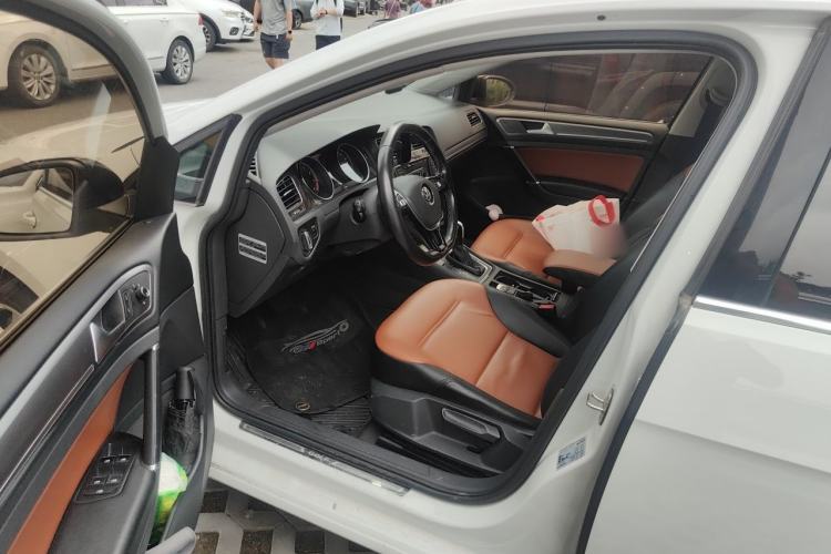 Used Volkswagen Golf 2017 1.6L Automatic Comfort Million-Vehicle Anniversary Edition Driver Seat