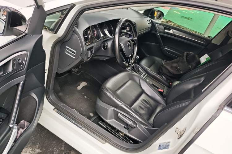 Used Volkswagen Golf 2017 1.6L Automatic Comfort Million-Vehicle Anniversary Edition Driver Seat