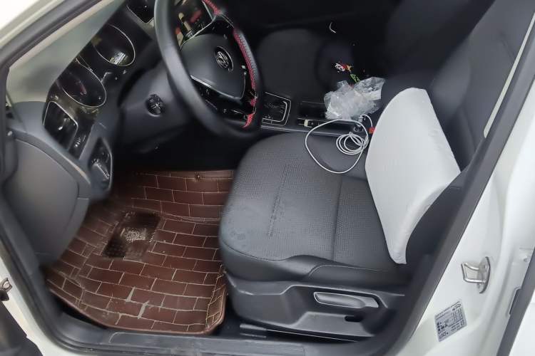 Used Volkswagen Golf 2017 1.6L Automatic Comfort Million-Vehicle Anniversary Edition Driver Seat