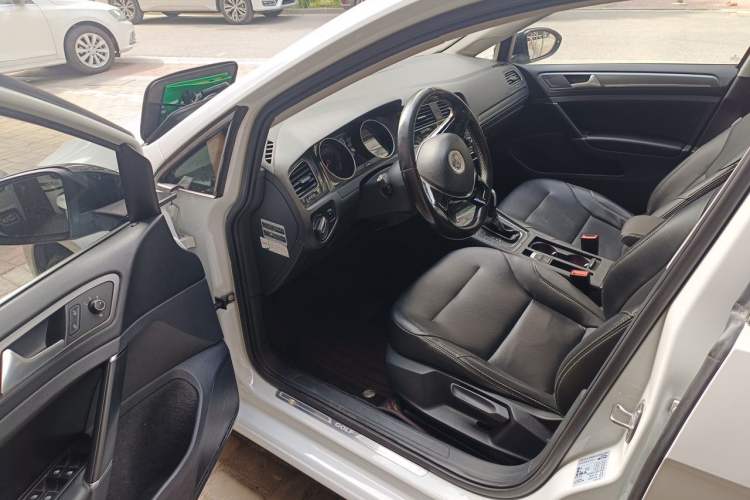 Used Volkswagen Golf 2017 1.6L Automatic Comfort Million-Vehicle Anniversary Edition Driver Seat