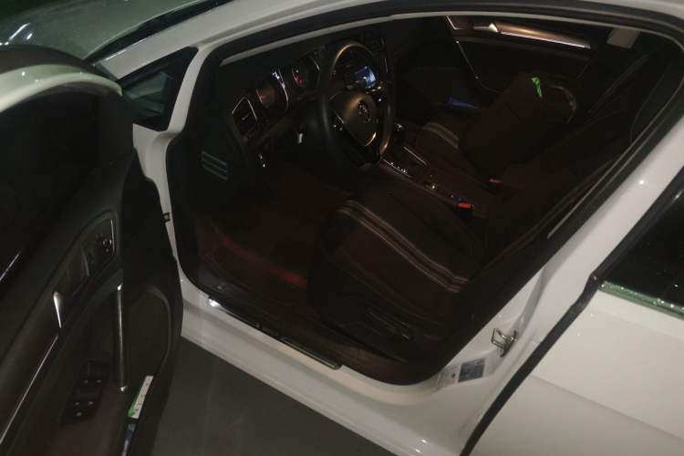 Used Volkswagen Golf 2017 1.6L Automatic Comfort Million-Vehicle Anniversary Edition Driver Seat