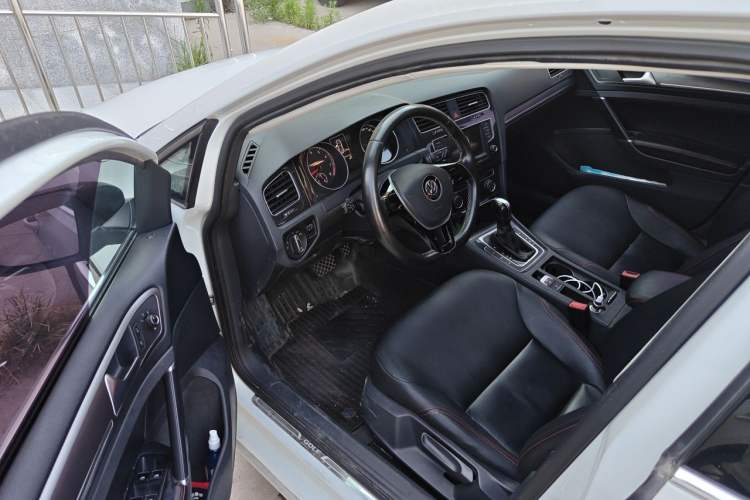 Used Volkswagen Golf 2017 1.6L Automatic Comfort Million-Vehicle Anniversary Edition Driver Seat