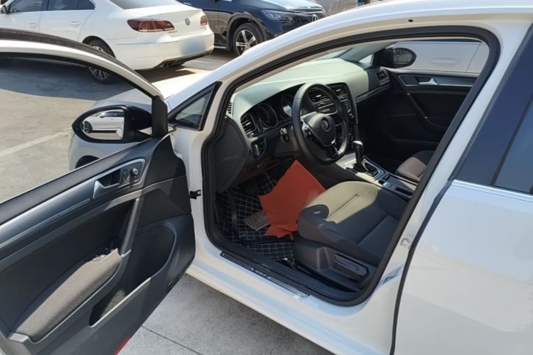 Used Volkswagen Golf 2017 1.6L Automatic Comfort Million-Vehicle Anniversary Edition Driver Seat