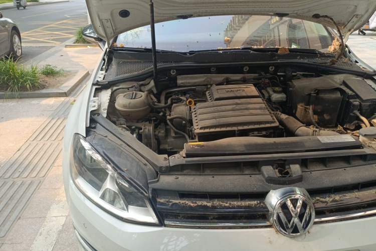 Used Volkswagen Golf 2017 1.6L Automatic Comfort Million-Vehicle Anniversary Edition Engine Bay Right