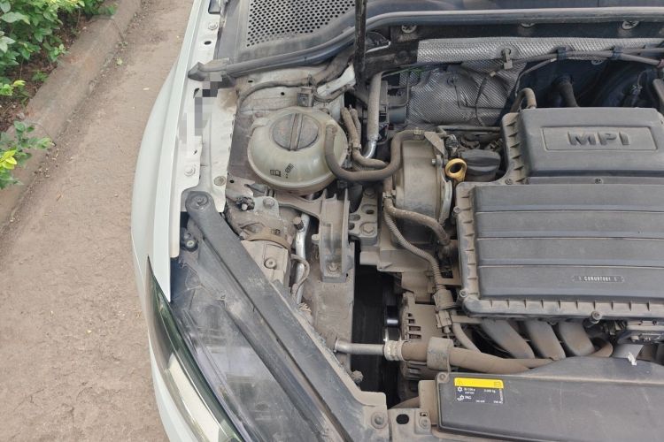 Used Volkswagen Golf 2017 1.6L Automatic Comfort Million-Vehicle Anniversary Edition Engine Bay Right