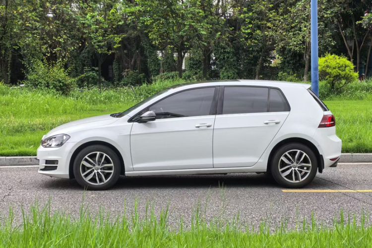 Used Volkswagen Golf 2017 230TSI Automatic Luxury Million-Vehicle Commemorative Edition Exterior 3