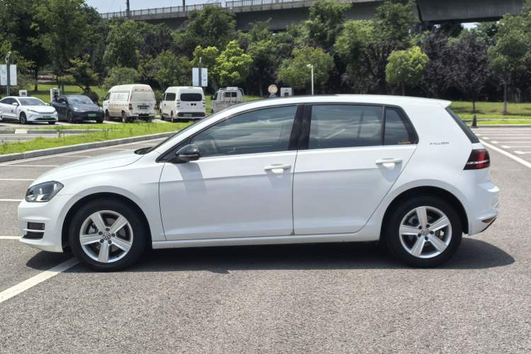 Used Volkswagen Golf 2017 1.6L Automatic Comfort Million-Vehicle Anniversary Edition Exterior 3