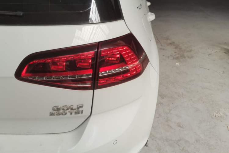Used Volkswagen Golf 2017 230TSI Automatic Luxury Million-Vehicle Commemorative Edition Exterior 3