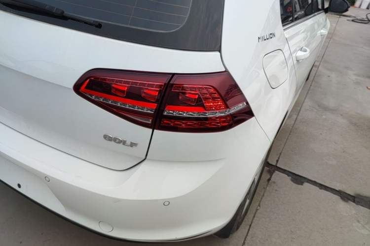 Used Volkswagen Golf 2017 1.6L Automatic Comfort Million-Vehicle Anniversary Edition Exterior 3