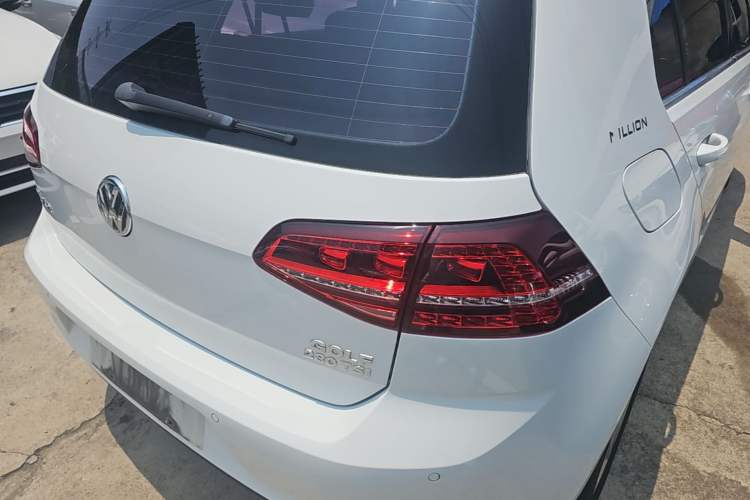 Used Volkswagen Golf 2017 230TSI Automatic Comfort Edition – Celebrating Milestone of One Million Units Exterior 3