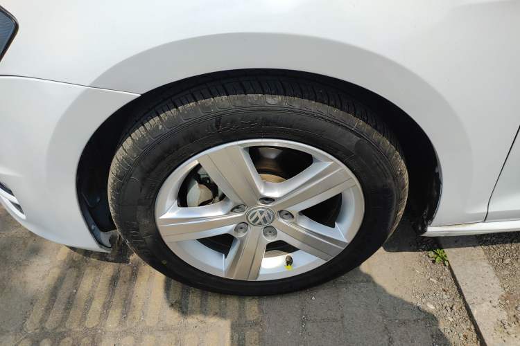 Used Volkswagen Golf 2017 1.6L Automatic Comfort Million-Vehicle Anniversary Edition Exterior 4