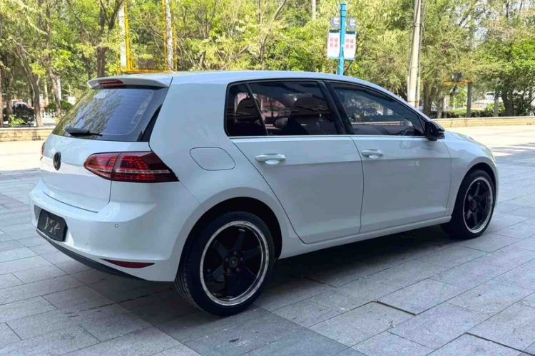 Used Volkswagen Golf 2017 1.6L Automatic Comfort Million-Vehicle Anniversary Edition Exterior 4