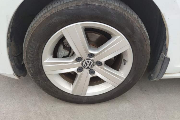 Used Volkswagen Golf 2017 1.6L Automatic Comfort Million-Vehicle Anniversary Edition Exterior 4
