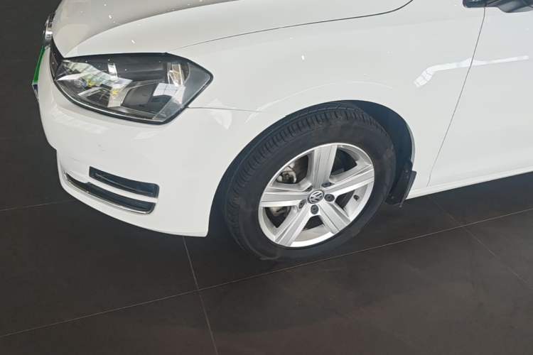 Used Volkswagen Golf 2017 1.6L Automatic Comfort Million-Vehicle Anniversary Edition Exterior 4
