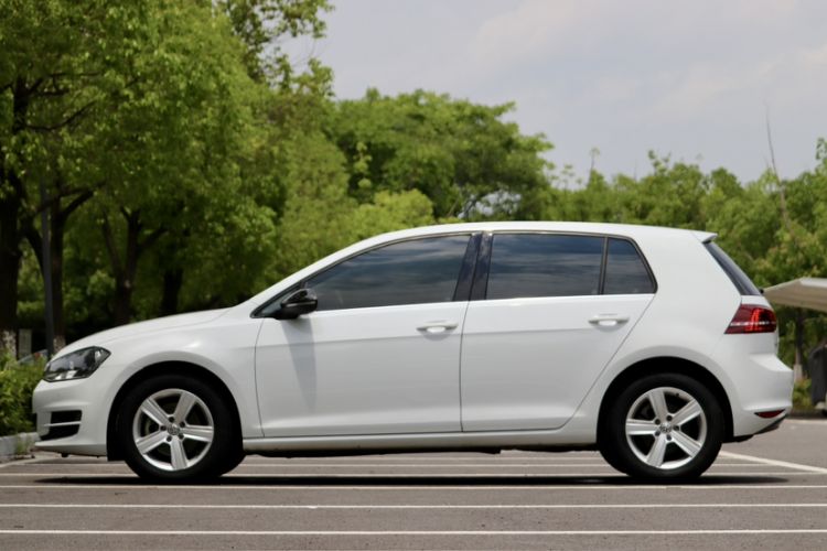 Used Volkswagen Golf 2017 1.6L Automatic Comfort Million-Vehicle Anniversary Edition Exterior 4
