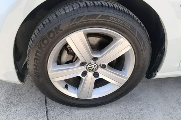 Used Volkswagen Golf 2017 1.6L Automatic Comfort Million-Vehicle Anniversary Edition Exterior 4