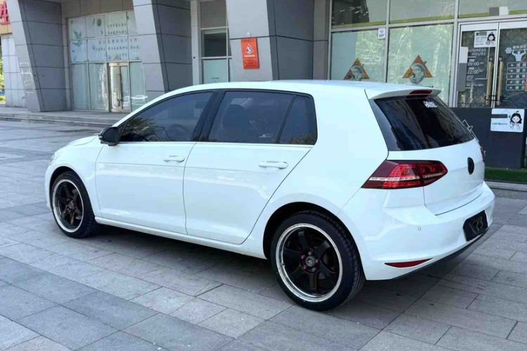 Used Volkswagen Golf 2017 1.6L Automatic Comfort Million-Vehicle Anniversary Edition Exterior 5
