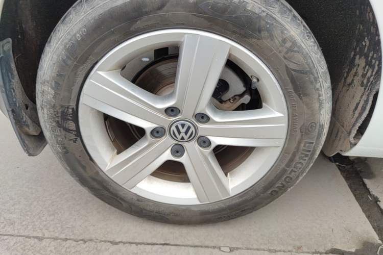 Used Volkswagen Golf 2017 1.6L Automatic Comfort Million-Vehicle Anniversary Edition Exterior 5