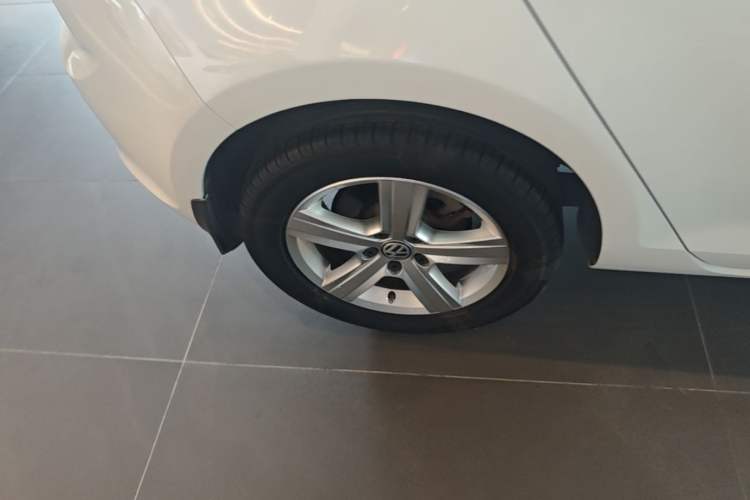 Used Volkswagen Golf 2017 1.6L Automatic Comfort Million-Vehicle Anniversary Edition Exterior 5