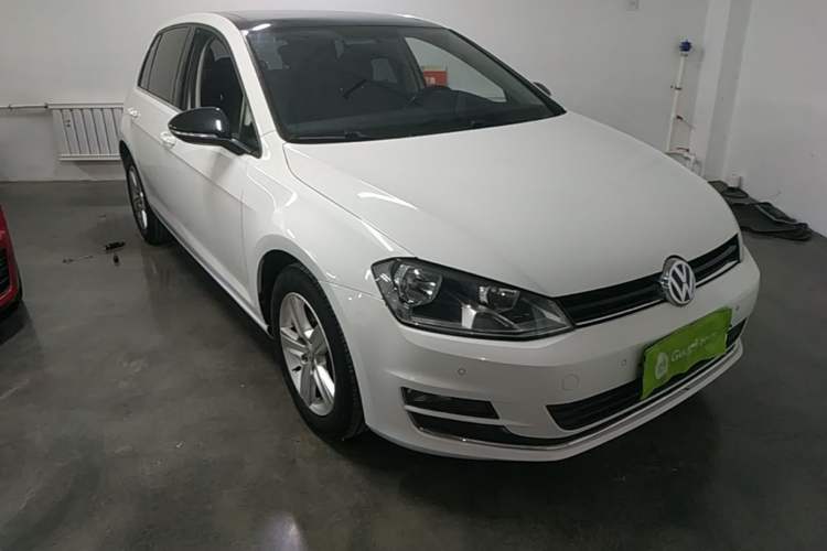 Used Volkswagen Golf 2017 1.6L Automatic Comfort Million-Vehicle Anniversary Edition Front Right 45 Deg