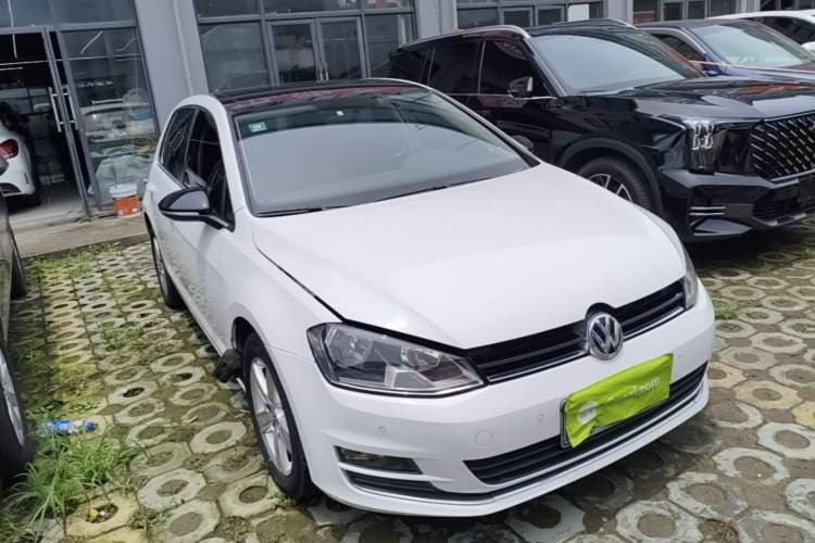 Used Volkswagen Golf 2017 230TSI Automatic Comfort Edition – Celebrating Milestone of One Million Units Front Right 45 Deg