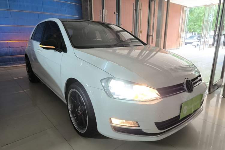 Used Volkswagen Golf 2017 1.6L Automatic Comfort Million-Vehicle Anniversary Edition Front Right 45 Deg