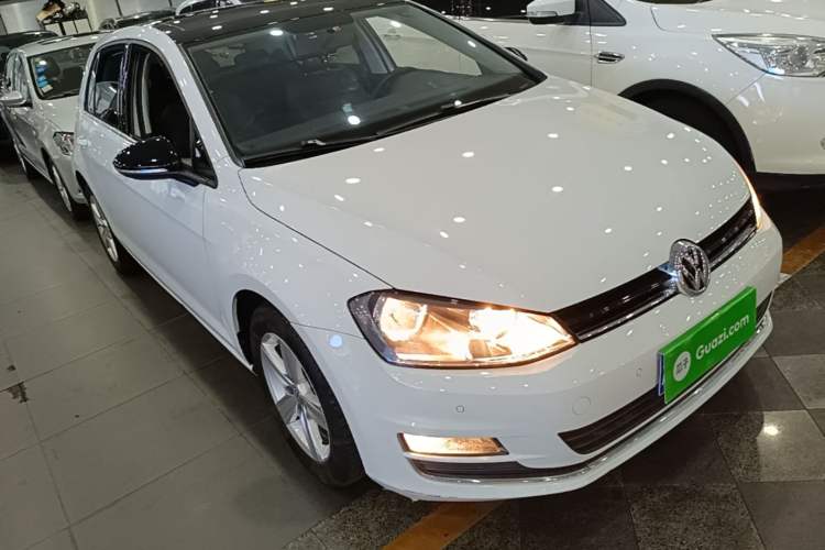 Used Volkswagen Golf 2017 1.6L Automatic Comfort Million-Vehicle Anniversary Edition Front Right 45 Deg