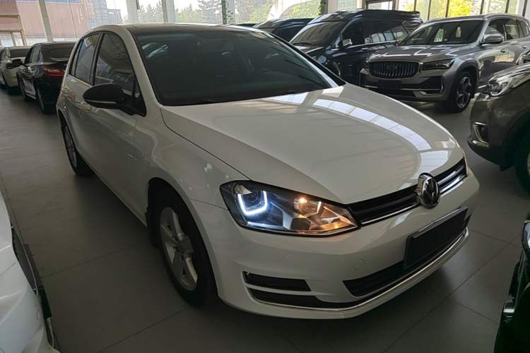 Used Volkswagen Golf 2017 1.6L Automatic Comfort Million-Vehicle Anniversary Edition Front Right 45 Deg